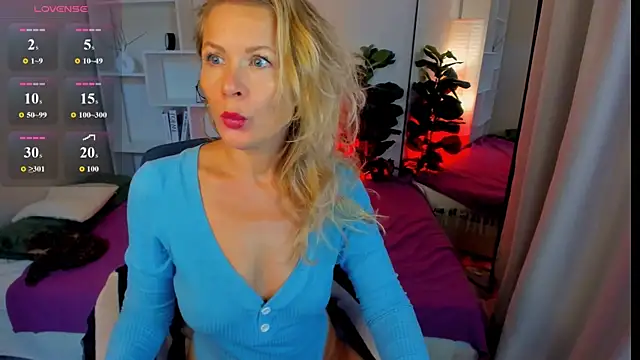 Julia Giulia online show from 06.25.26