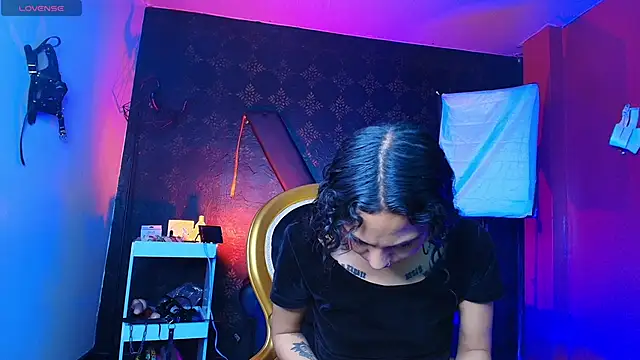 Snapshot of Sweettpleasure chatting on 11.23.25 Sweettpleasure online show from 11.23.25