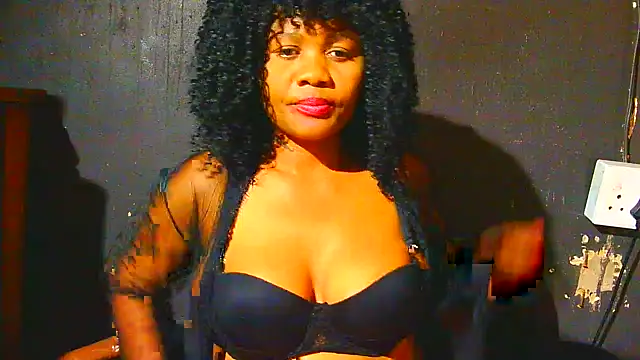 Snapshot of Augustine-Blooomxx chatting on 11.12.25 Augustine-Blooomxx online show from 11.12.25