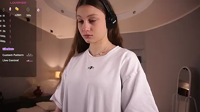 Snapshot of MercBoone chatting on 12.01.25 MercBoone online show from 12.01.25