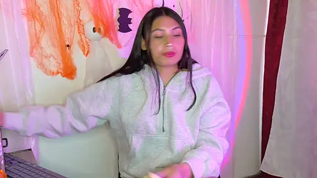 Snapshot of Linda_andrew chatting on 10.22.25 Linda andrew online show from 10.22.25