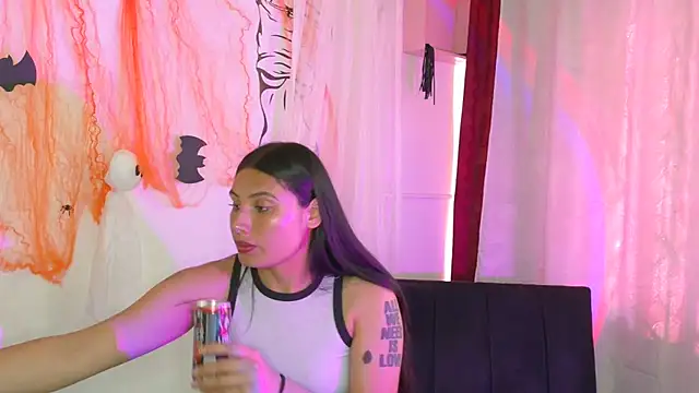 Snapshot of Linda_andrew chatting on 10.23.25 Linda andrew online show from 10.23.25