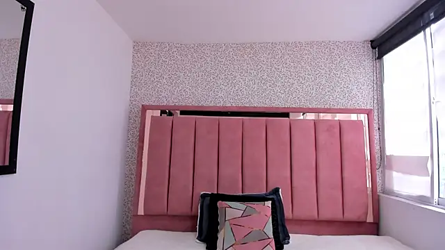 Snapshot of Hanna_Lee__ chatting on 10.28.25 Hanna Lee online show from 10.28.25