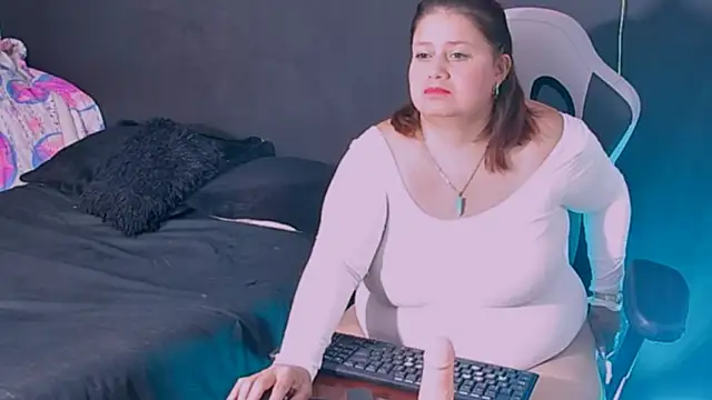 Snapshot of Lizz_Milf chatting on 09.16.25 Lizz Milf online show from 09.16.25