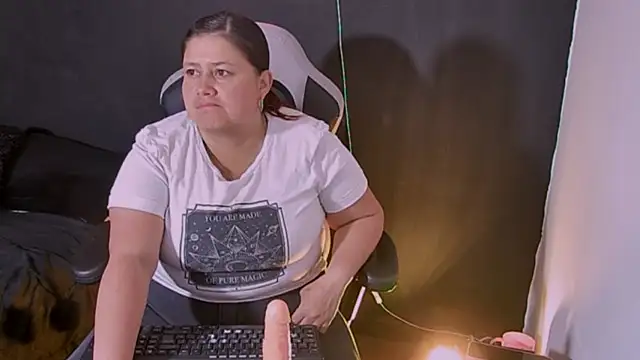 Snapshot of Lizz_Milf chatting on 09.18.25 Lizz Milf online show from 09.18.25