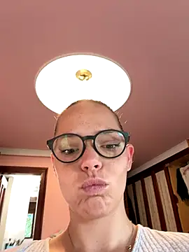 Snapshot of Wildmaca chatting on 10.20.25 Wildmaca online show from 10.20.25