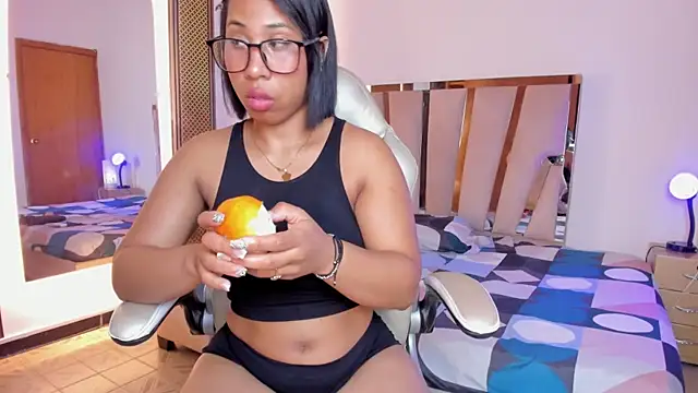 Elowen Clark online show from 12.21.25