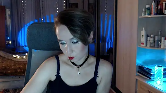 Snapshot of ClassyInna chatting on 11.19.25 ClassyInna online show from 11.19.25