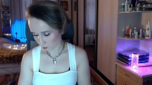 Snapshot of ClassyInna chatting on 11.24.25 ClassyInna online show from 11.24.25