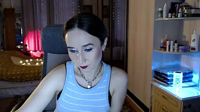 Snapshot of ClassyInna chatting on 11.26.25 ClassyInna online show from 11.26.25