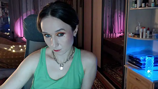 Snapshot of ClassyInna chatting on 11.27.25 ClassyInna online show from 11.27.25