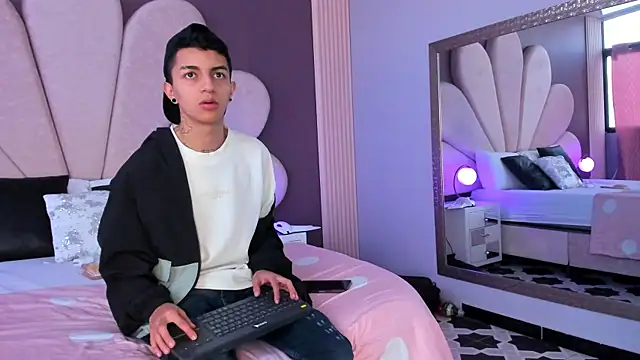 Snapshot of NickandAbby_ chatting on 11.25.25 NickandAbby online show from 11.25.25