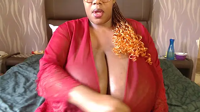 Snapshot of BoobsQueen46K chatting on 04.30.26 BoobsQueen46K online show from 04.30.26