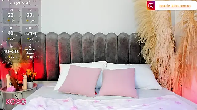 Snapshot of Viollet_xoxo chatting on 09.15.25 Viollet xoxo online show from 09.15.25