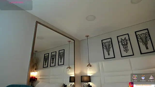 Snapshot of Viollet_xoxo chatting on 11.08.25 Viollet xoxo online show from 11.08.25