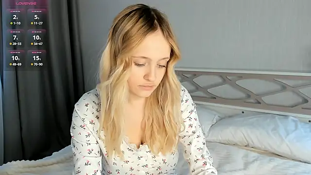 Snapshot of Julliakoill chatting on 10.12.25 Julliakoill online show from 10.12.25