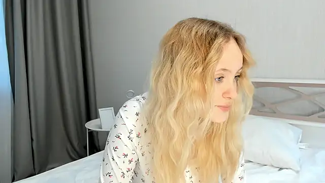 Snapshot of Julliakoill chatting on 10.13.25 Julliakoill online show from 10.13.25