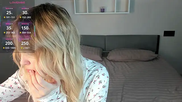 Snapshot of Julliakoill chatting on 10.25.25 Julliakoill online show from 10.25.25