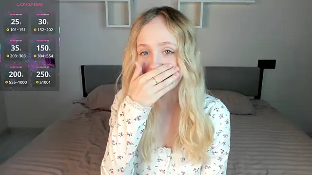 Snapshot of Julliakoill chatting on 10.27.25 Julliakoill online show from 10.27.25