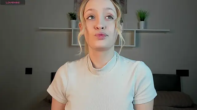 Snapshot of Julliakoill chatting on 11.04.25 Julliakoill online show from 11.04.25