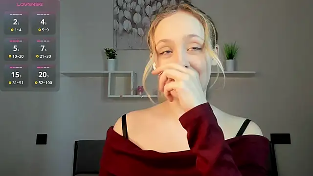 Snapshot of Julliakoill chatting on 11.08.25 Julliakoill online show from 11.08.25