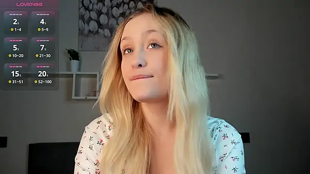 Snapshot of Julliakoill chatting on 11.14.25 Julliakoill online show from 11.14.25