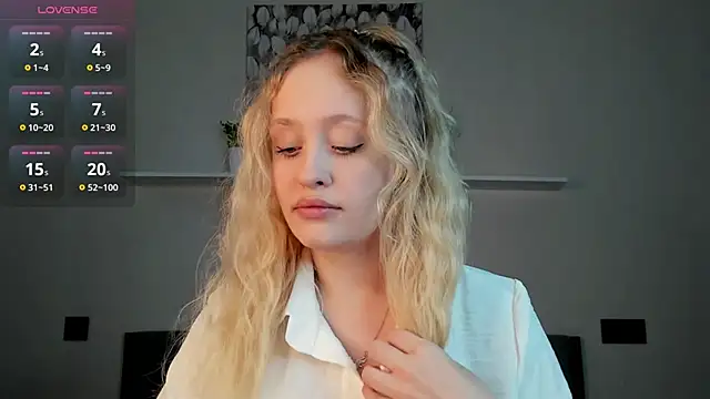 Snapshot of Julliakoill chatting on 11.19.25 Julliakoill online show from 11.19.25