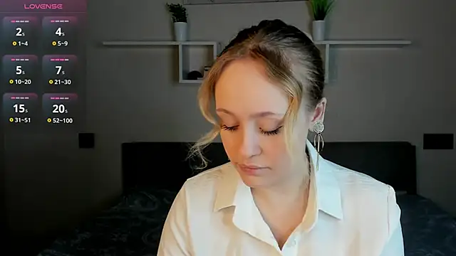 Snapshot of Julliakoill chatting on 11.29.25 Julliakoill online show from 11.29.25