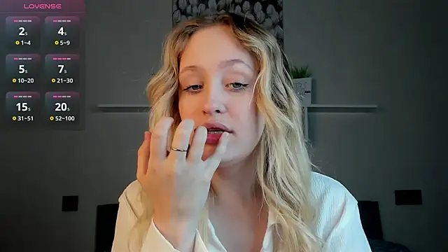 Snapshot of Julliakoill chatting on 12.02.25 Julliakoill online show from 12.02.25