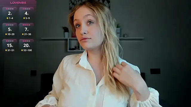 Snapshot of Julliakoill chatting on 12.05.25 Julliakoill online show from 12.05.25