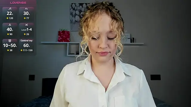 Snapshot of Julliakoill chatting on 12.14.25 Julliakoill online show from 12.14.25