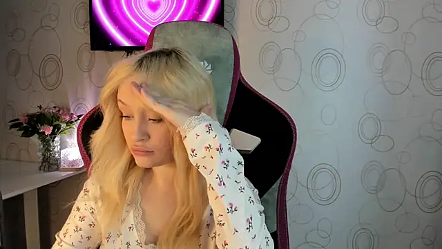 Snapshot of Julliakoill chatting on 02.13.26 Julliakoill online show from 02.13.26