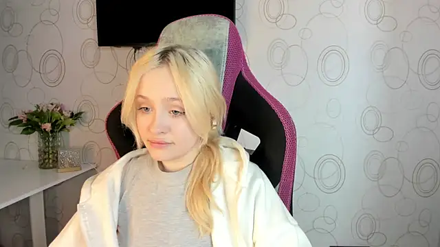 Snapshot of Julliakoill chatting on 02.15.26 Julliakoill online show from 02.15.26