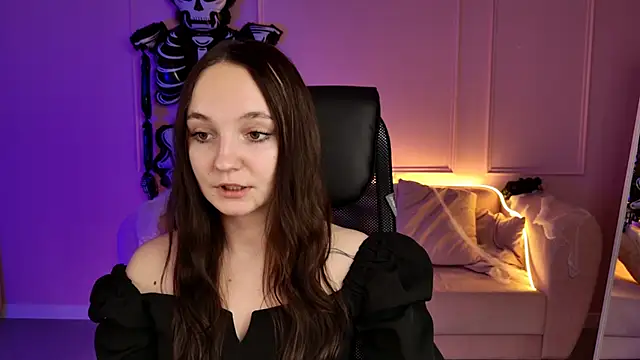 Snapshot of ameliaglamour chatting on 10.24.25 ameliaglamour online show from 10.24.25