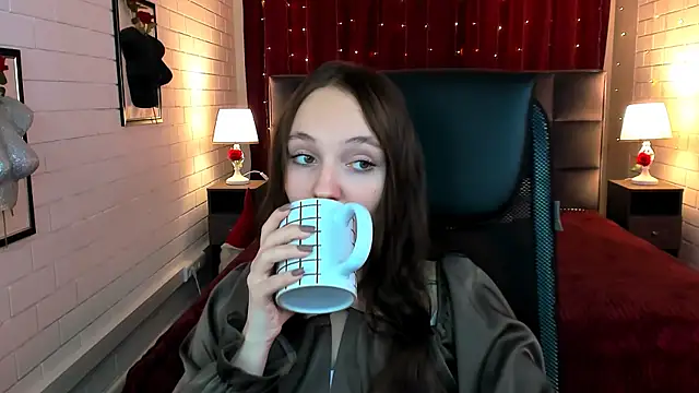 Snapshot of ameliaglamour chatting on 11.18.25 ameliaglamour online show from 11.18.25