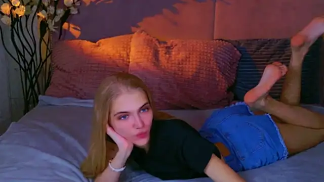 4example Chloe online show from 10.15.25