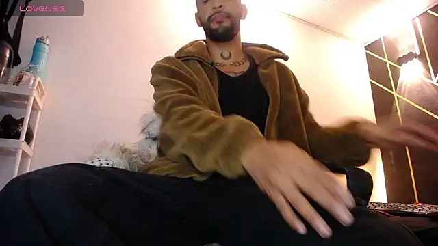 Snapshot of LickMyInk chatting on 12.21.25 LickMyInk online show from 12.21.25