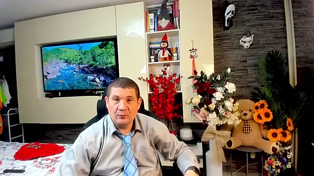 Snapshot of SpartacusDaddy48 chatting on 05.19.26 SpartacusDaddy48 online show from 05.19.26