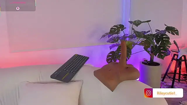 Snapshot of Cutie_Riley chatting on 12.02.25 Cutie Riley online show from 12.02.25