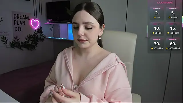 LiaWoow online show from 10.04.25