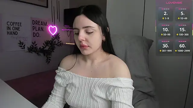 LiaWoow online show from 11.24.25