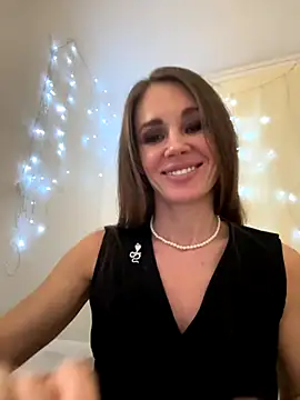 Snapshot of LucieMack chatting on 11.03.25 LucieMack online show from 11.03.25