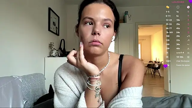 Snapshot of MaydaCornwall chatting on 11.22.25 MaydaCornwall online show from 11.22.25