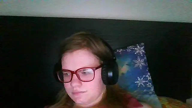 Snapshot of Moonolighta chatting on 10.27.25 Moonolighta online show from 10.27.25