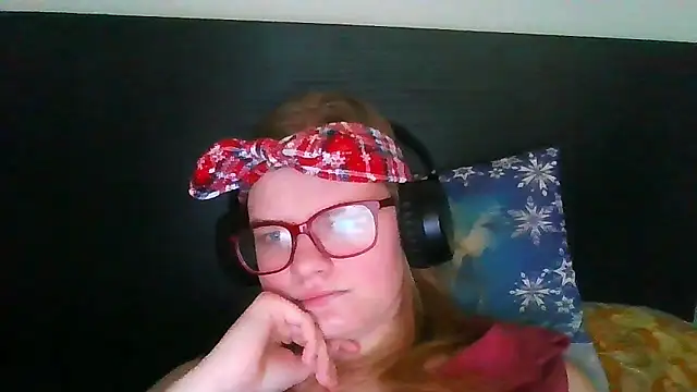 Snapshot of Moonolighta chatting on 10.29.25 Moonolighta online show from 10.29.25