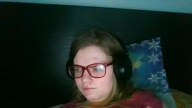 Snapshot of Moonolighta chatting on 10.31.25 Moonolighta online show from 10.31.25