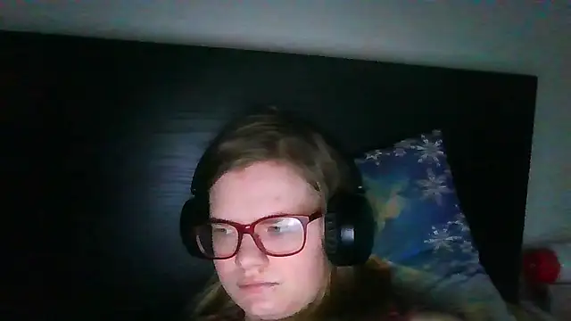 Snapshot of Moonolighta chatting on 11.02.25 Moonolighta online show from 11.02.25