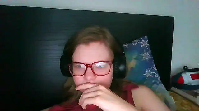 Snapshot of Moonolighta chatting on 11.04.25 Moonolighta online show from 11.04.25