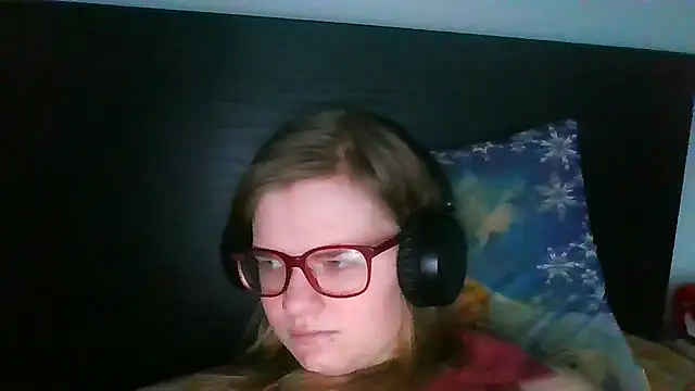 Snapshot of Moonolighta chatting on 11.05.25 Moonolighta online show from 11.05.25