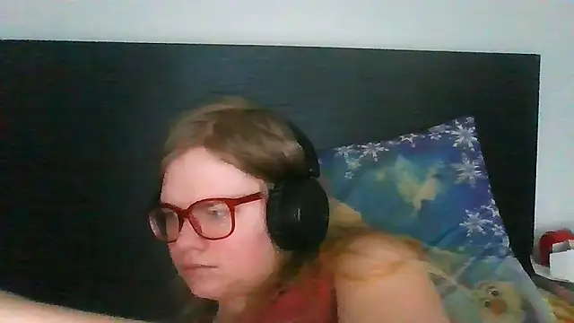 Snapshot of Moonolighta chatting on 11.06.25 Moonolighta online show from 11.06.25